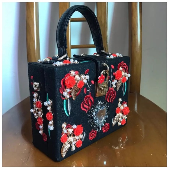 The ELLAMY Embroidery Heart Handbag - Picture 6 of 6